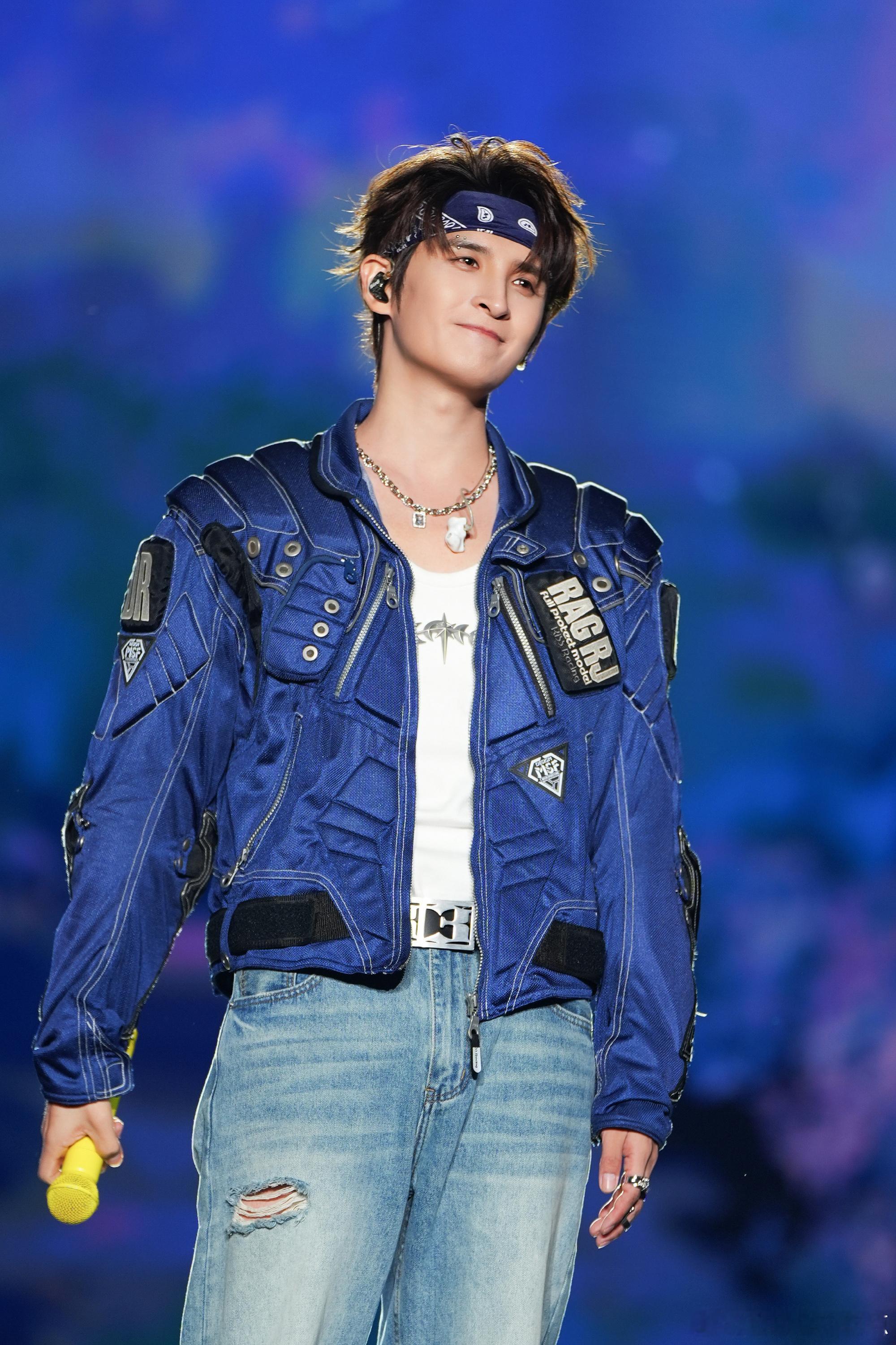 好喜欢他这一身，好蓝，好漂亮…🥺 