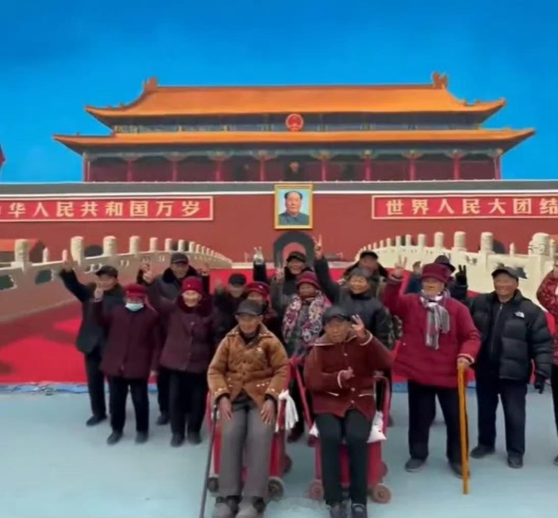 河南39岁男子绘出巨型“天安门”，带村中老人合影“圆梦”有人激动落泪，当天安门出