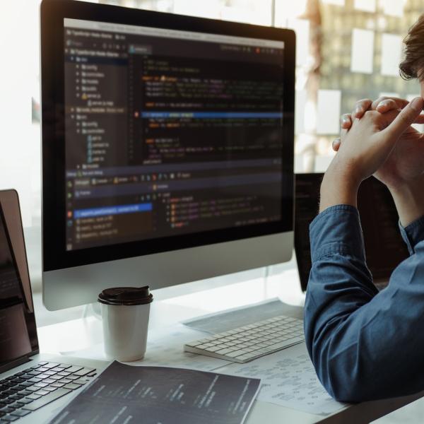 看到广东程序员的猝死，
心里说不出的酸楚，
我儿子也是程序员，
每天晚上睡觉的时