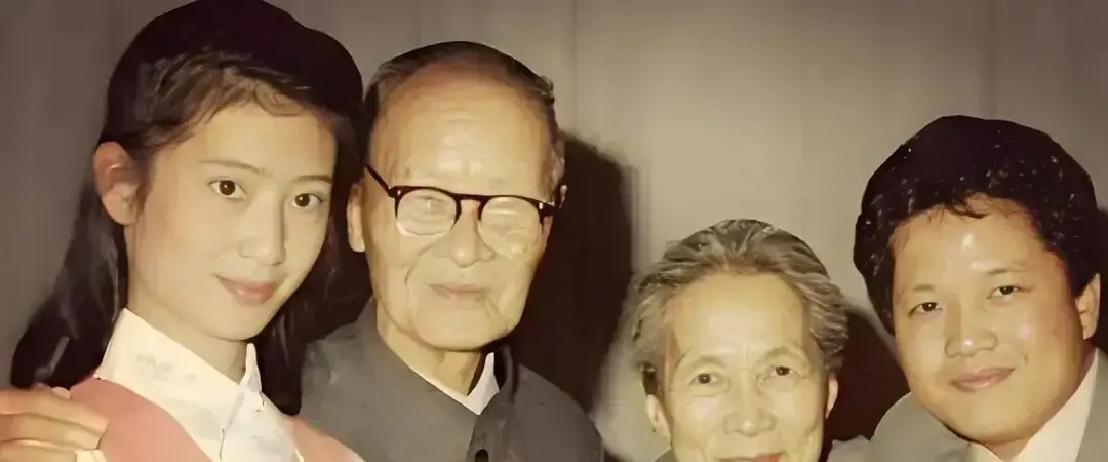 1982年台起义飞行员黄植诚迎娶空姐马红，8年后马红借故赴美未归，安全部门深夜包