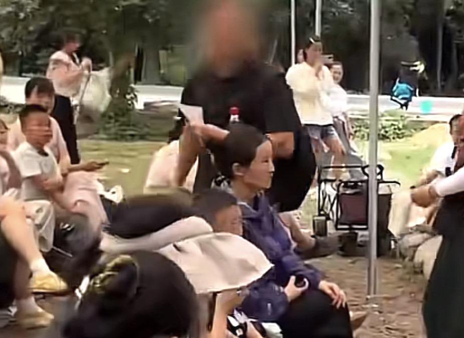 大爷在景区看演出时入戏太深，直接上台暴打“日军演员”，这样的行为你是否支持？
这