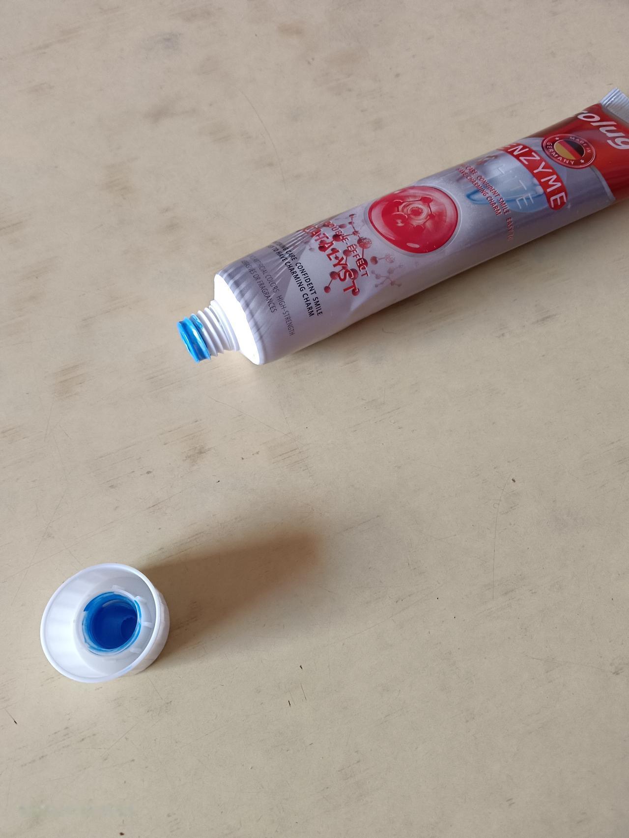 这牙膏厂是不是把画画的颜料当成牙膏了，我真的不敢用了，昨天晚上打开新买的牙膏刷牙