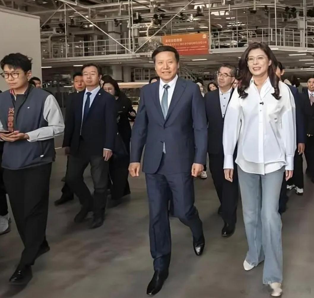 西班牙首相试坐小米汽车【不懂就问】请懂政治的老师讲解下最近发生两件事①中国国民党