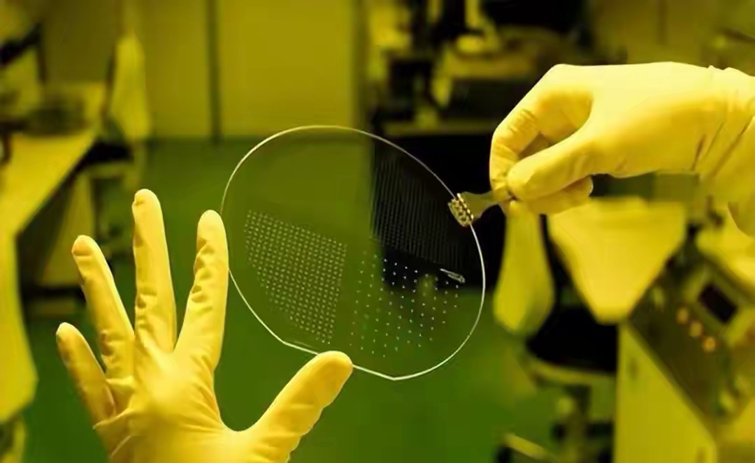 中国芯片发展中日关系紧张，国产替代光刻胶成了热点。国内光刻胶产业正在向高端迈进。