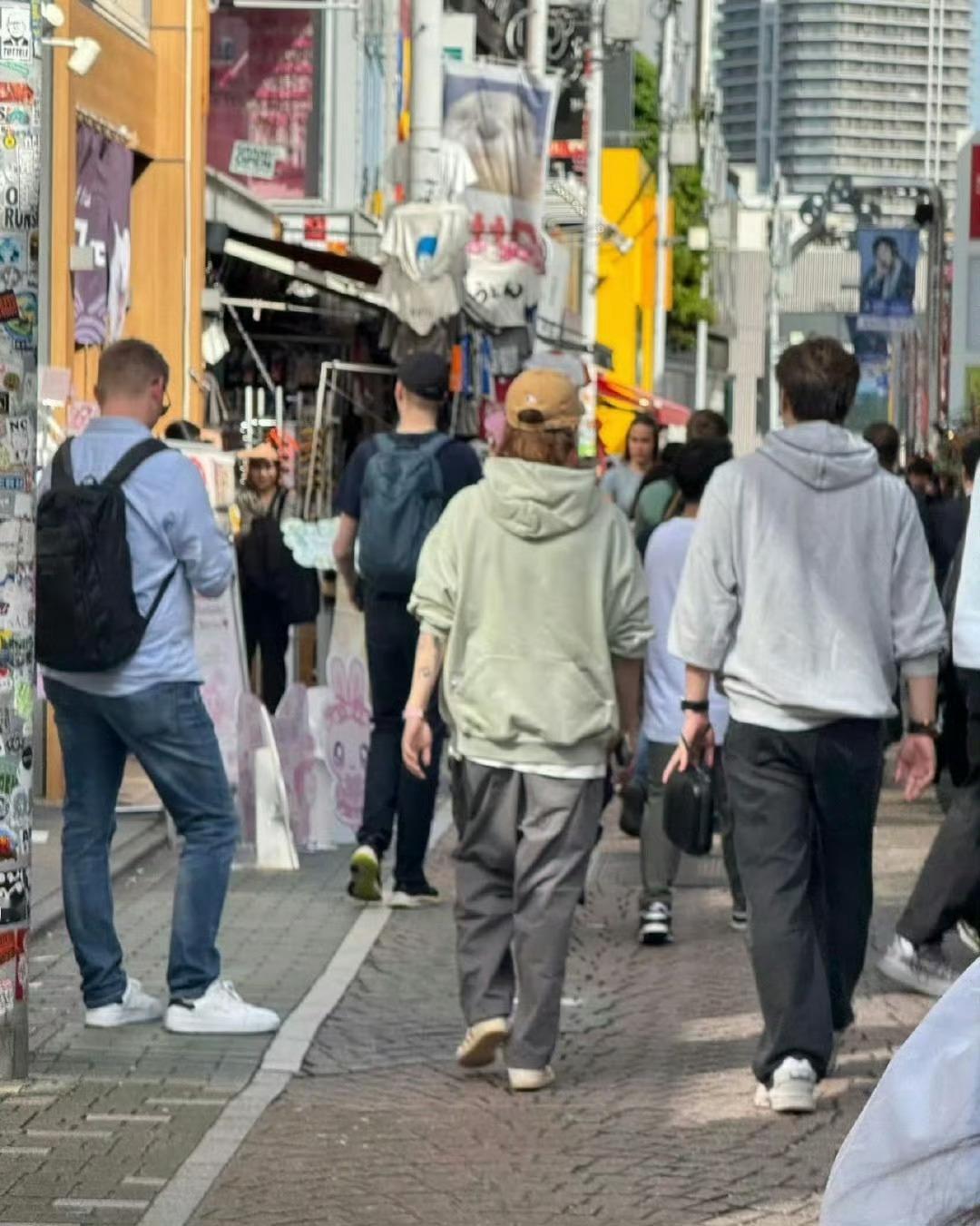 东京街头偶遇鹿晗 支持鹿晗去东京街头竖中指 ​​​