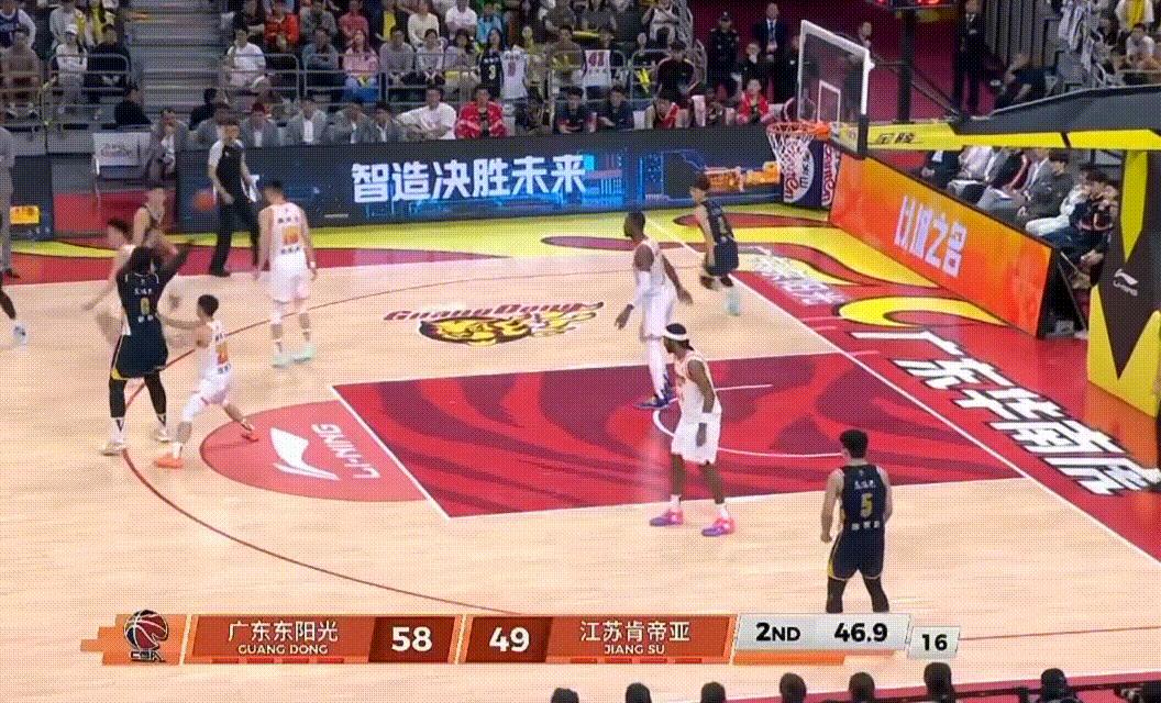 广东队半场领先江苏14分，今晚咱们投篮手感很不错哦，徐杰、胡明轩都各命中两记三分