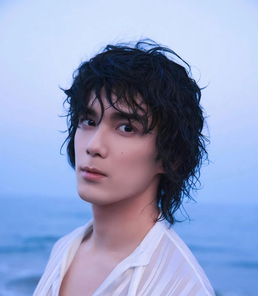吴磊这小卷毛的造型也太野性了！

国民弟弟真的是越来越有男人味了，吴磊如今正在往