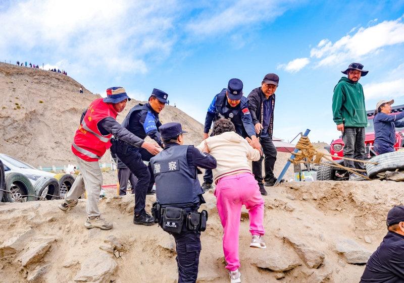 国内旅游假期首日南京外地游客占近六成 “十一”假期首日，众多游客自驾帕米尔高原游