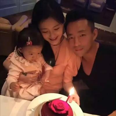 大S一年飞北京41趟，每趟落地第一件事是擦鼻血。

徐熙媛本来是中国台湾台北长大