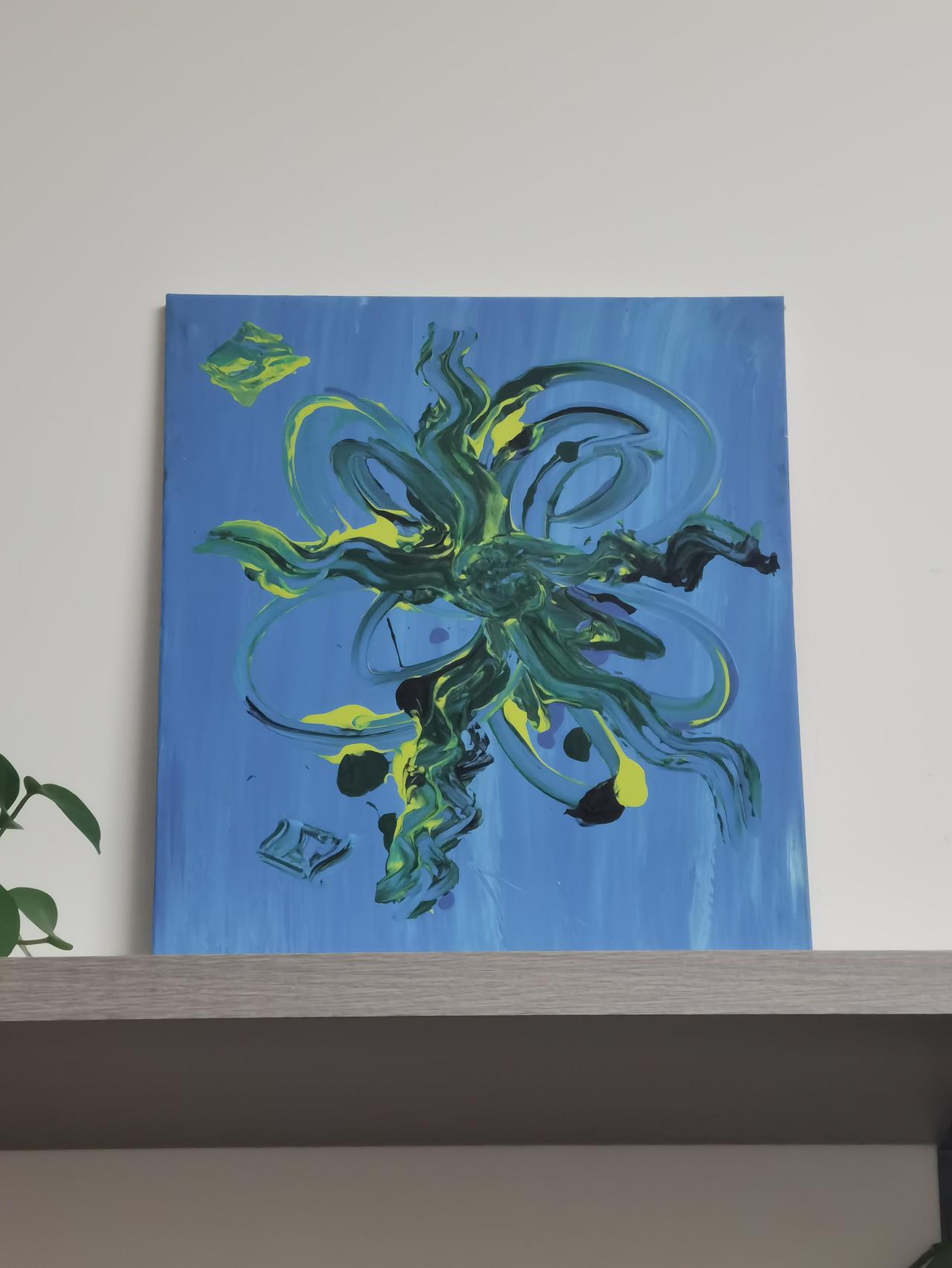 你瞧这画面，简直是个“变形金刚”式的艺术存在！
 
它像脱缰的野马，在蓝色的草原