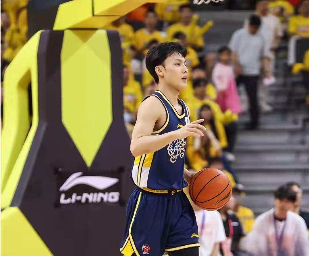 那个毫无底线的自媒体人”倒烟我烫哪”，一年到头都在蹭广东队的流量。
这回去攻击豆
