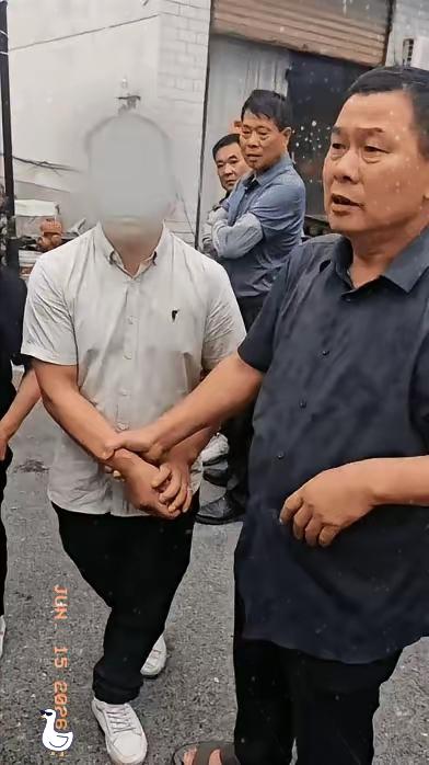 离谱！丧事流水席混进陌生人蹭吃三天，主家事后才发现
 
“真是闻所未闻！”自家办