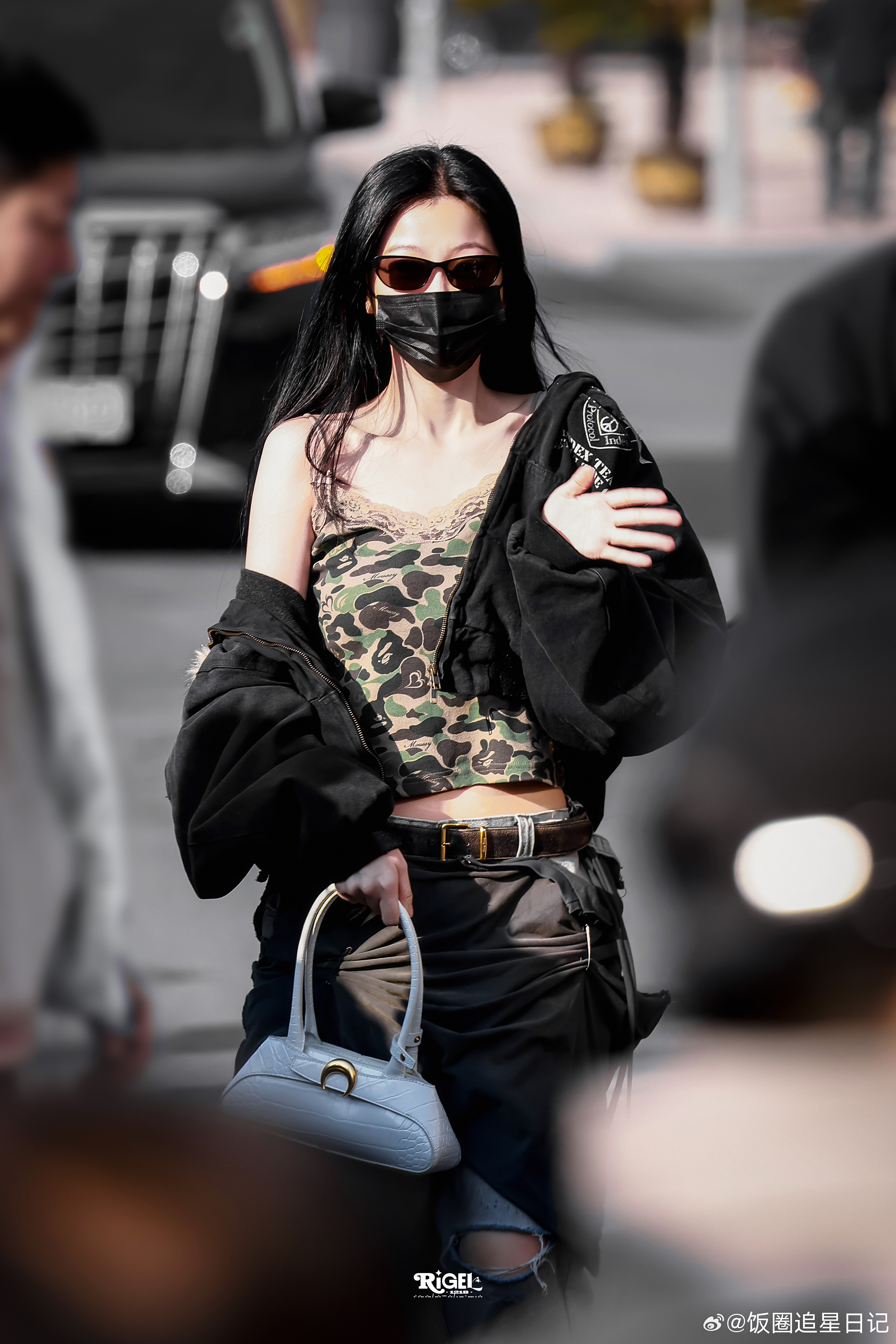 虞书欣冰雪女王来的虞书欣在一众羽绒服里穿吊带 虞书欣新剧上班路透，我们欣欣完全冰