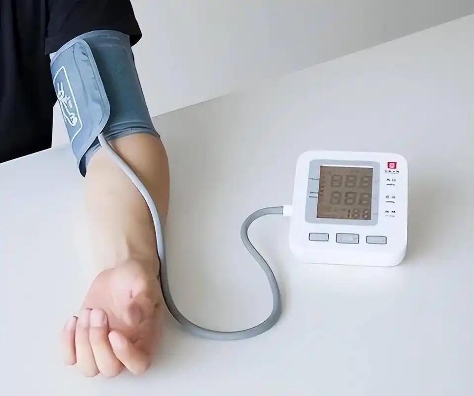 很多人都忽略测量前安静休息五分钟，干完家务、遛弯回来立马测血压，数值肯定虚高，还