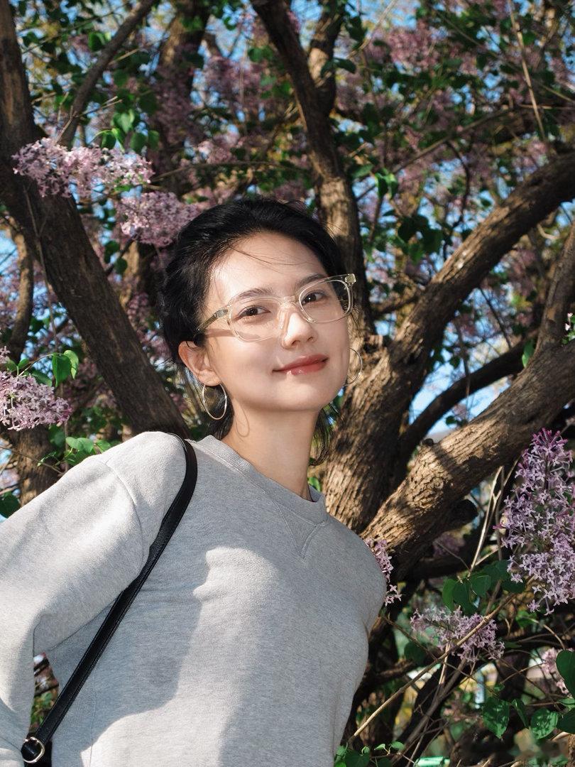 姜珮瑶沉浸式打卡面包节姜珮瑶 面包脑袋 原来姜珮瑶也是面包脑袋！逛面包节开心到藏