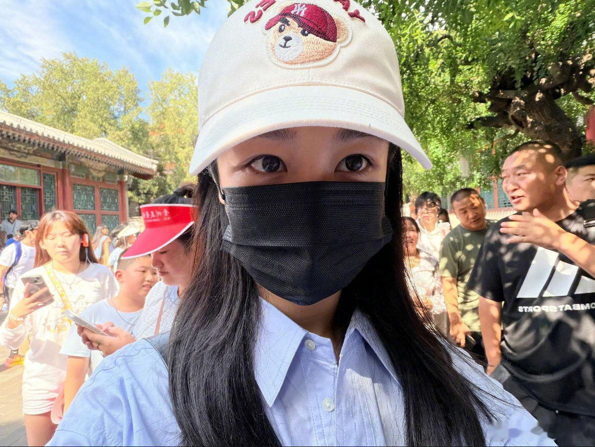 杨紫出游玩的不错 近距离自拍氛围感满满，背景全是来往游客，这种接地气状态太招人喜