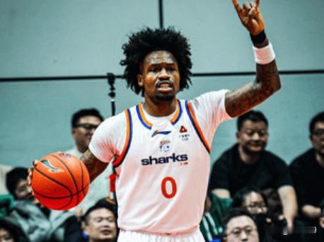 很少有外援1+1＜2的，但是小黄鱼就是，明显古德温和洛夫顿一起上，就不知道怎么打