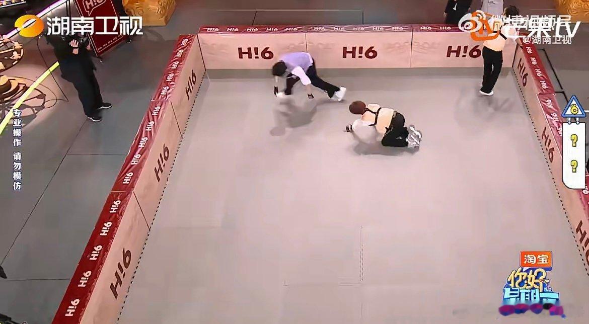 王星越丝滑走位 游戏局王星越实力拉满！边描述重庆小面边躲抓捕，角落被围也能丝滑突