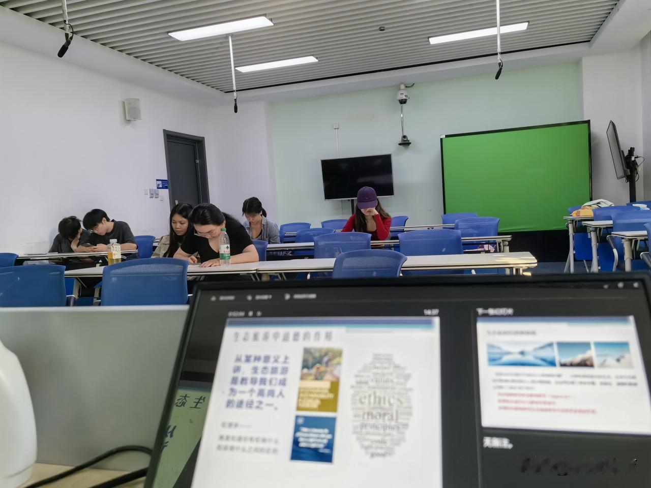 今天下午的课是国庆中秋双节前的最后一堂课。这个授课单元比往常稍晚提前了一点，毕竟