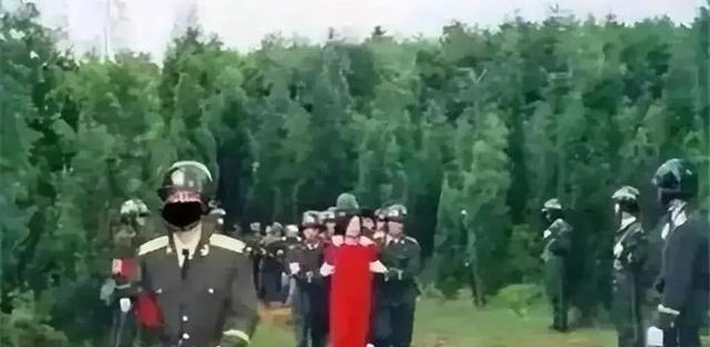 1999年，美女死刑犯尹艳萍，在即将被执行枪决之前，女狱警问她：“你还有什么愿望