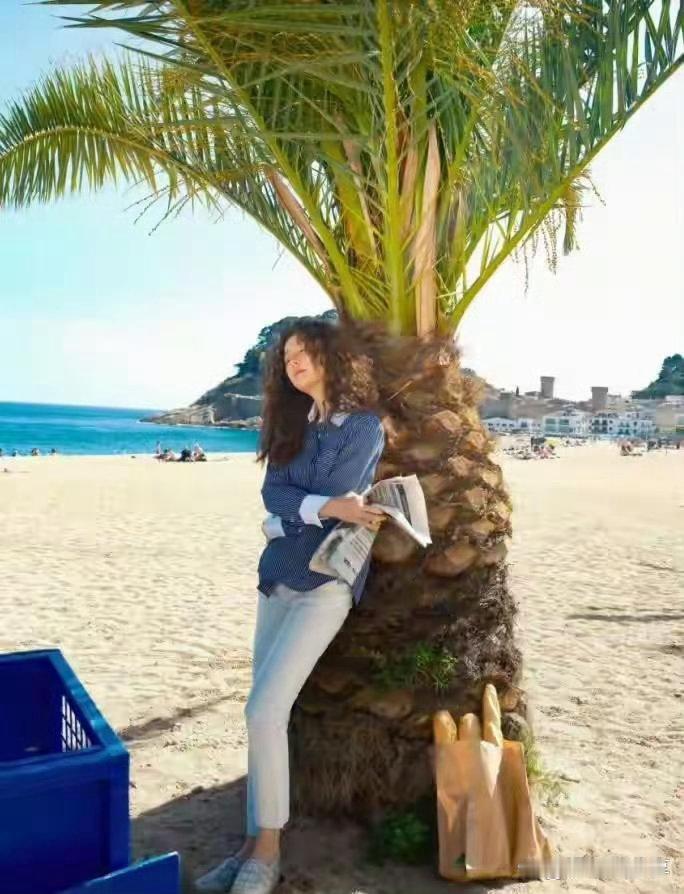 林心如换新烫羊毛卷发造型，氛围感直接拉满！简约衬衫搭配小白裤，年轻靓丽，气质焕然