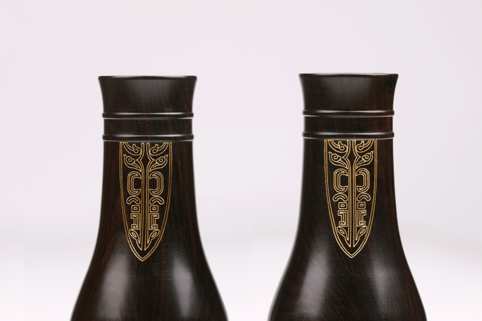 紫光檀 | 金漆 花器曲线优美，造型古雅别致，色泽沉着稳重，木质细腻，附上金漆，