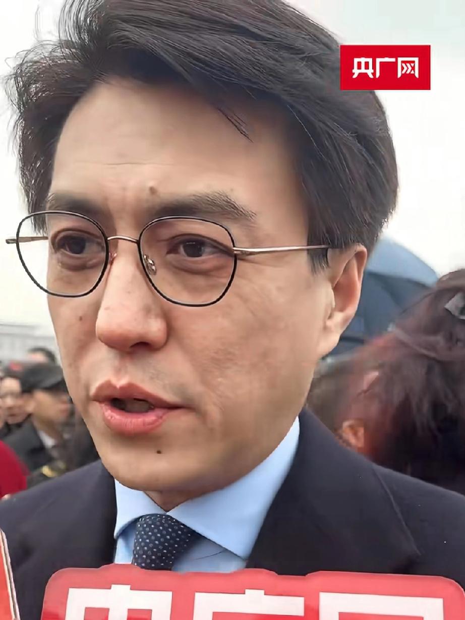 全国政协委员靳东在两会期间接受记者采访:“你会用A1吗？”靳东说:“A1对影视行