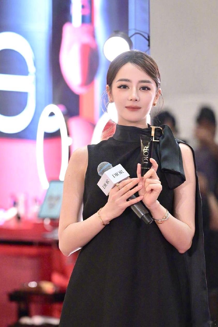 迪丽热巴迪奥惊艳派对380迪奥烈艳蓝金惊艳系列迪丽热巴今天亮相南京德基迪奥惊艳派