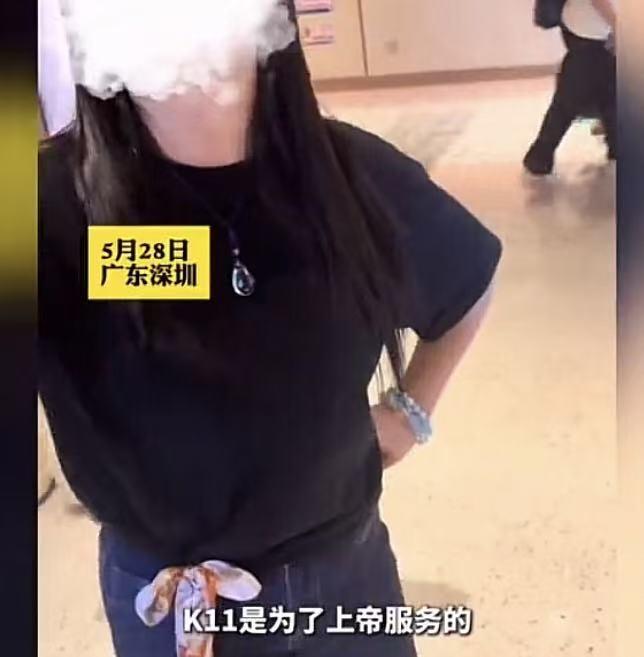 一个服务员这么牛哄哄的。
上帝在天上，你怎么不上天伺候啊