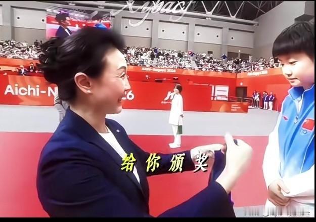 莎莎，希望洛杉矶奥运会我能给你颁奖！楚钦，我想给你颁金牌。这是亚运会颁奖仪式上嘉