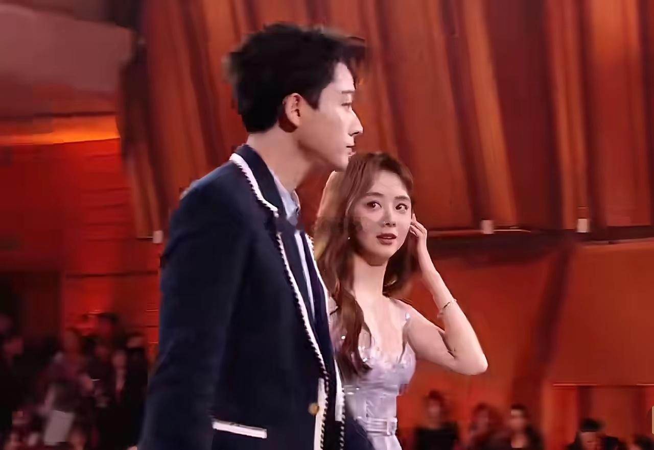 看到张晚意和谭松韵同框，突然反应过来，目前张晚意不仅是缺一部好剧，他还缺一个好的