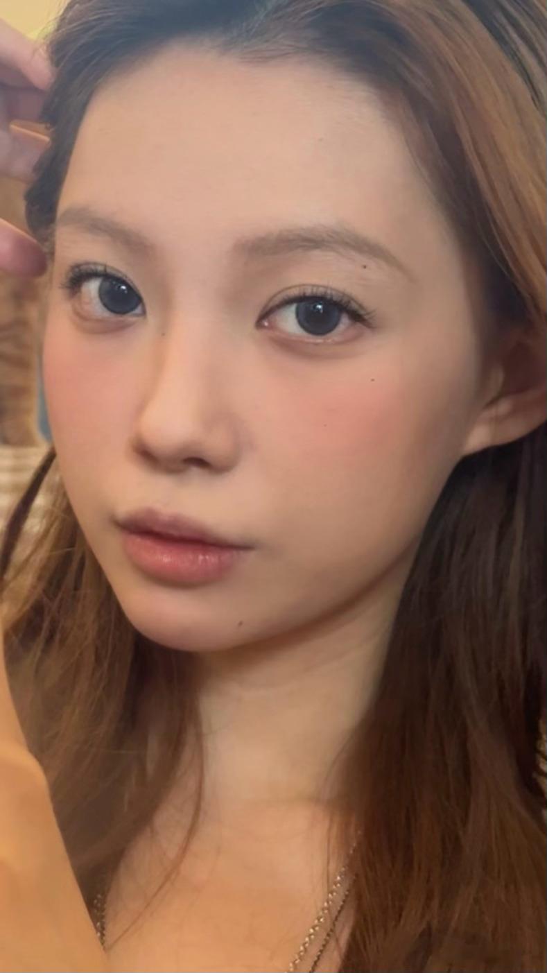 给老婆们交一个美瞳作业 平时很多老婆问我美瞳是什么 今天来啦我平时美瞳喜欢在视客