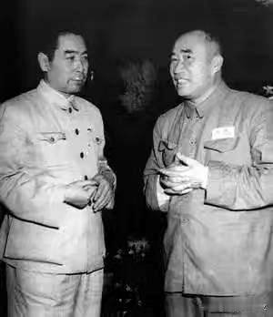 历史时光
1950年6月，周恩来总理和朱德在全国政协会议休息时交谈。