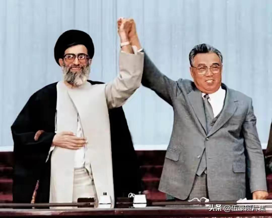 当年哈梅内伊和金正恩的爷爷金日成合影过，哈梅内伊比金日成小27岁，但那时的他看起