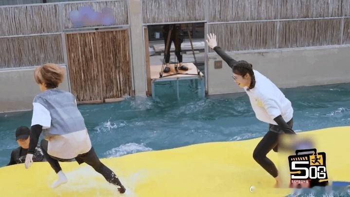 鹿晗张雨霏他逃她追鹿晗拿了插翅难飞剧本哈哈哈哈哈 鹿晗被张雨霏追得满场跑，最后被