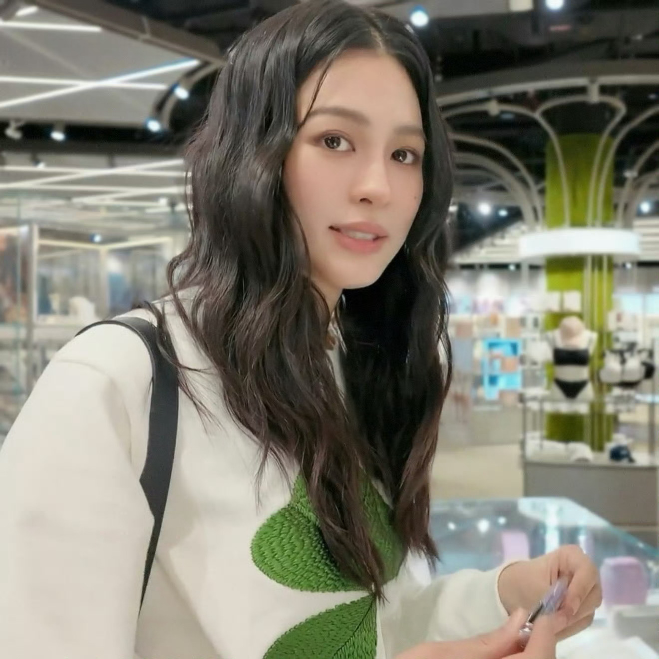六月的第一天，从支持玲玲开始，愿你一切安好！