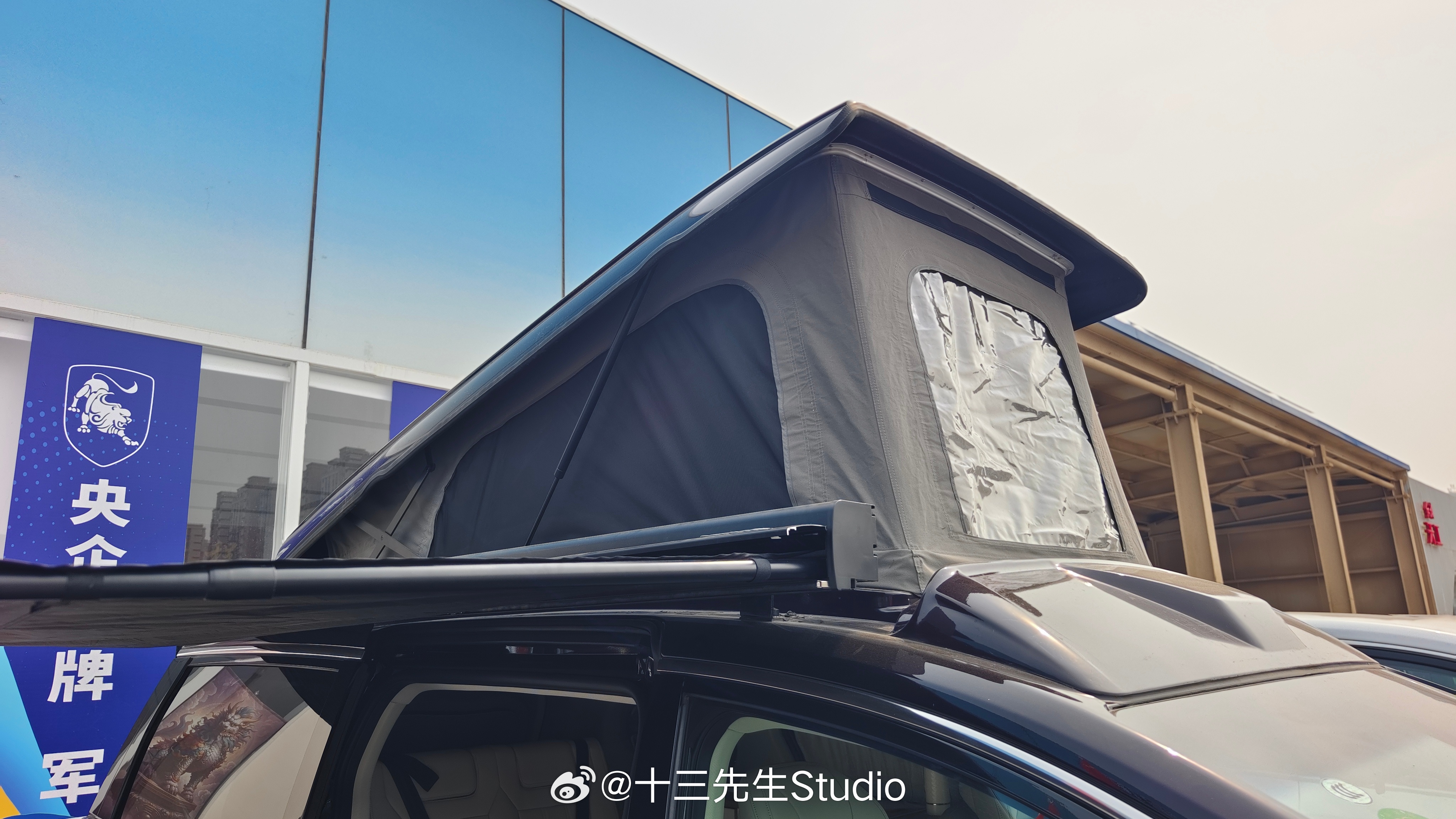 星海V9出了一个露营车，四座版，升顶+车厢可以形成两张床，柜子窗帘啥的都配齐了，