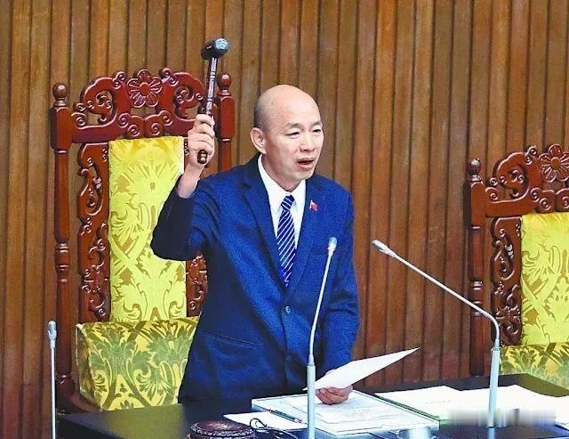 韩国瑜又又又怒了！为了讨好民进党，韩国瑜对自己人冲天暴怒，言语刻薄，终于让总预算