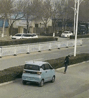 为什么鼓励买新能源车，看图就明白了，有情况能省下不少拖车费啊。