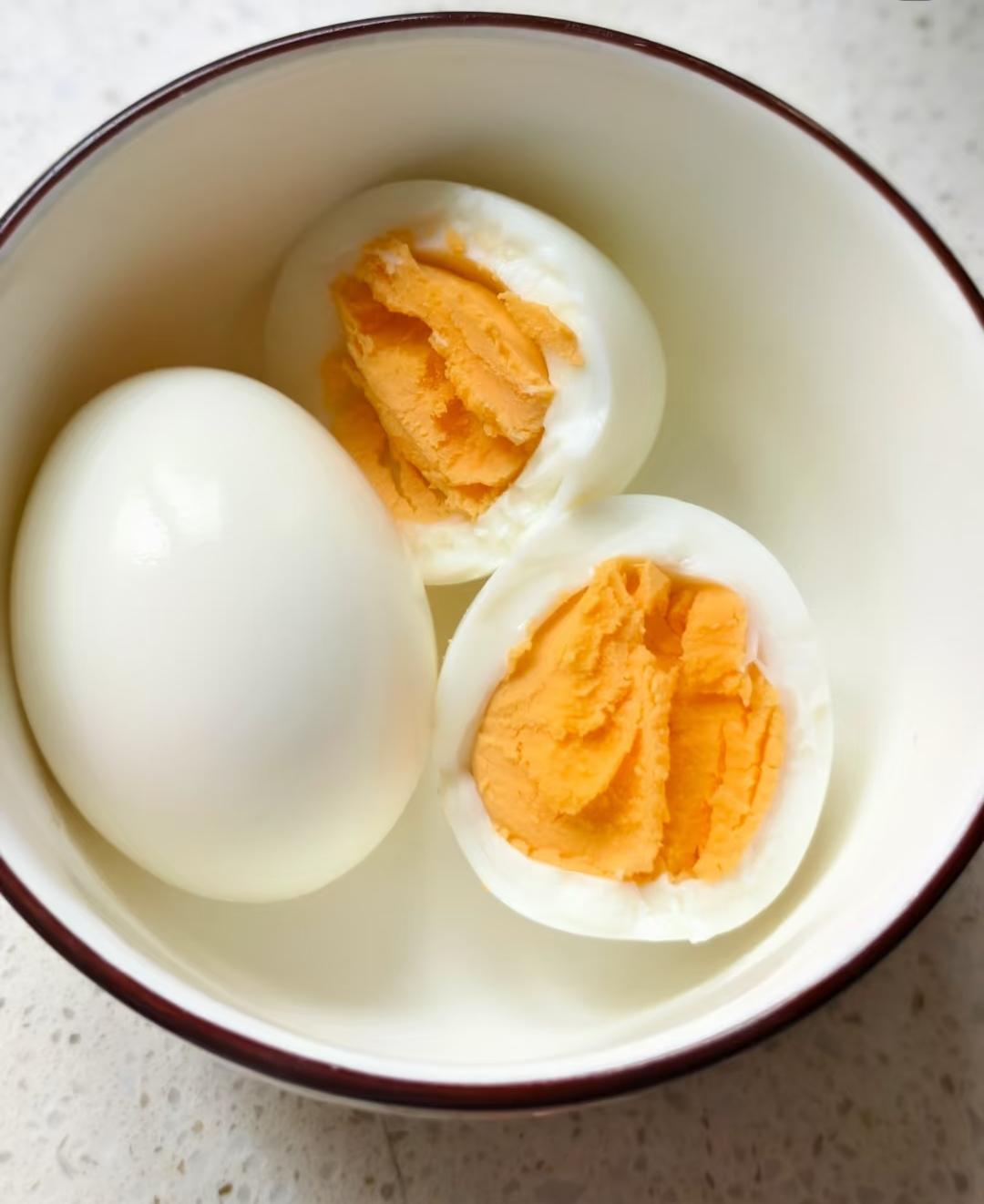 公司一个女同事的早餐秘诀，
居然就藏在3个鸡蛋里！
 
每天看着她白里透红的脸蛋