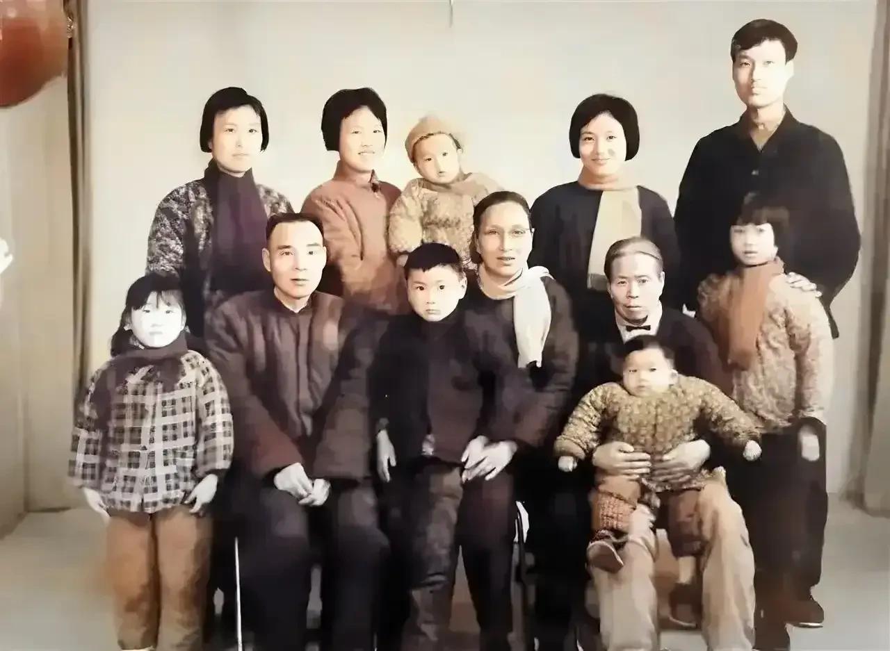 1970年，上海知青林小兰难产，生死关头，邻居老太救了她的命。10年后，林小兰一