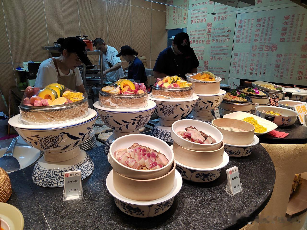 郭家院子｜前不久，到枣庄东街口附近的郭家院子蹭饭。郭家院子是郭家鱼馆的升级版，装