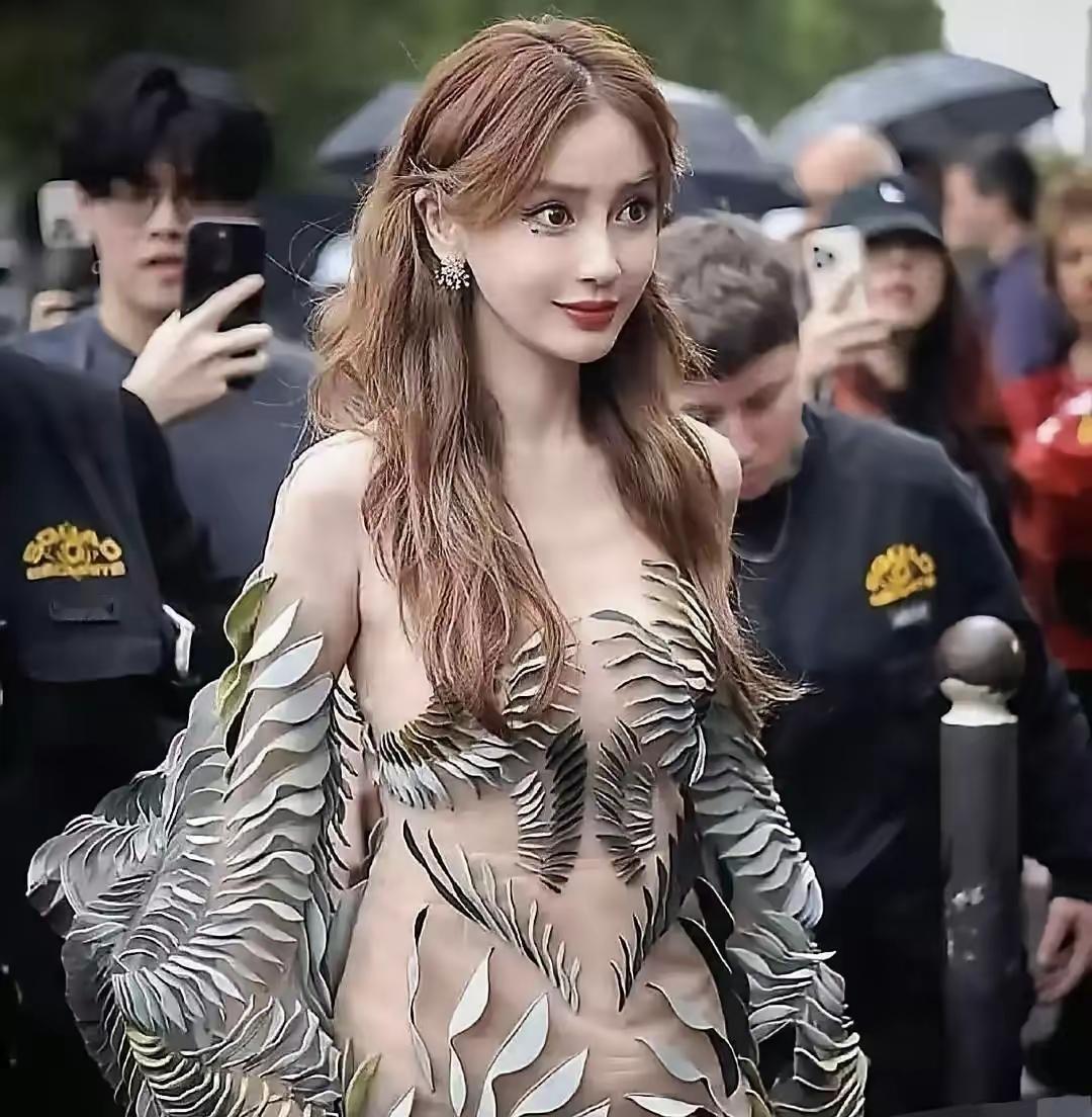 杨颖这辈子估计难进婚姻殿堂喽。可不是还惦记着黄晓明，也不是儿子小海绵不乐意，关键