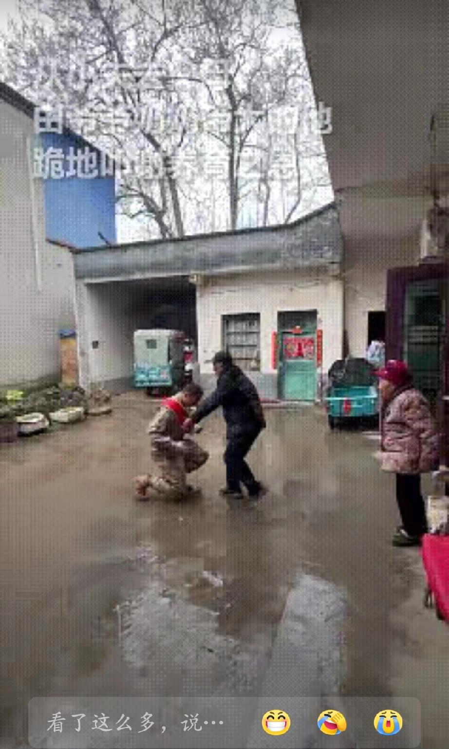 真是让人泪目了，九旬的爷爷奶奶送孙子入伍，在离别时向老人深深跪下，感谢多年的养育