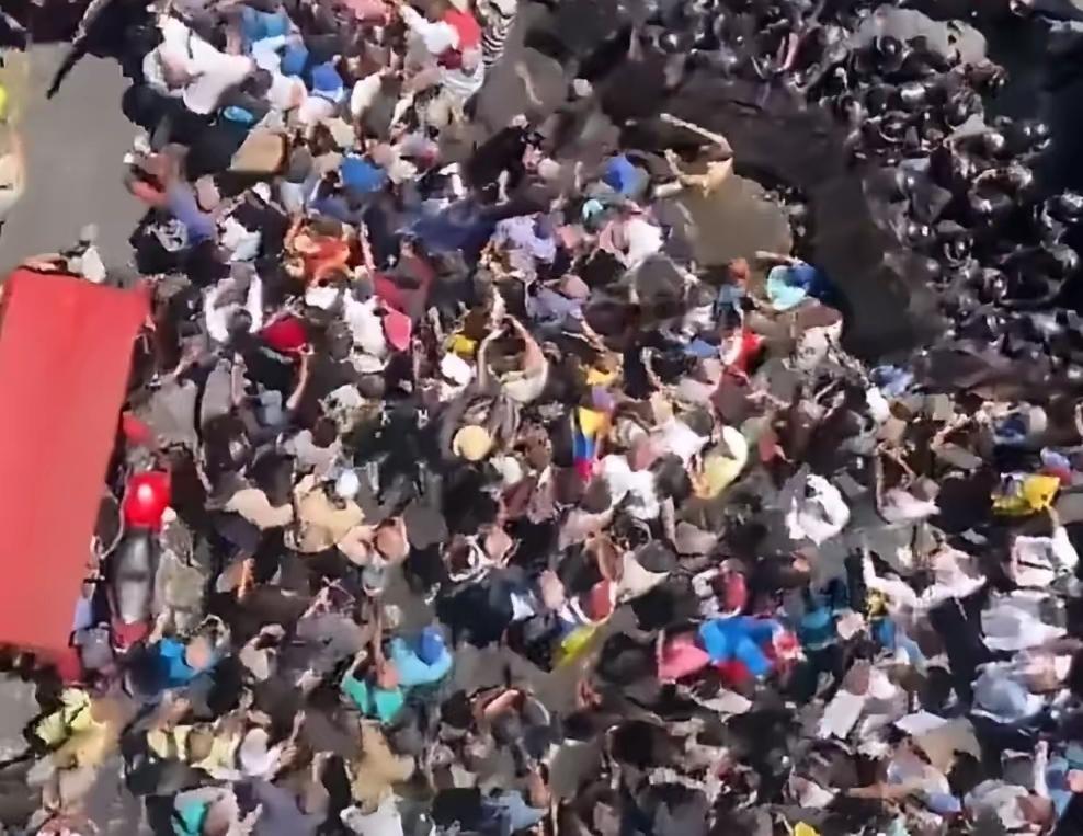 委内瑞拉彻底乱套了！民众直接冲进总统府，场面彻底失控！罗德里格斯以为靠着美国撑腰