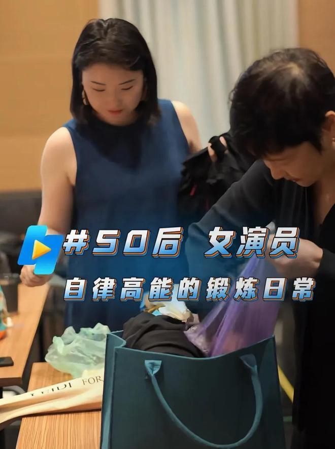 冯远征在剧中的形象让人印象深刻，但在现实中却是温柔体贴的好丈夫。妻子梁丹妮展现出