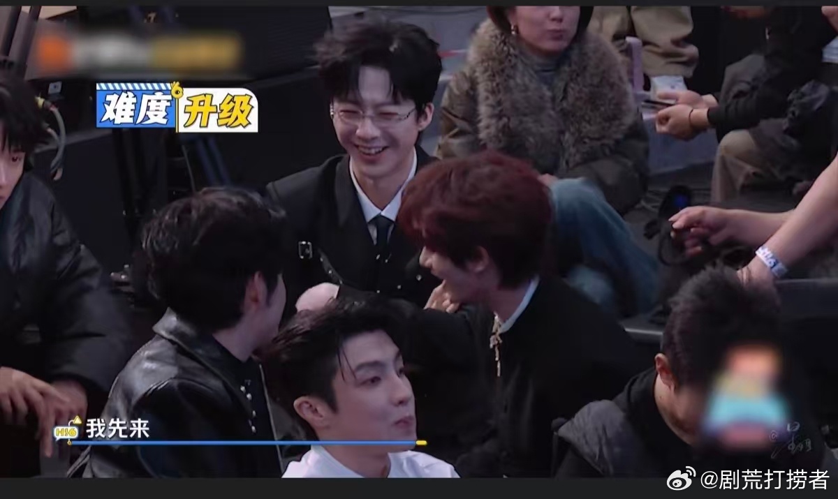 丁程鑫刘宇宁张颜齐转圈接歌丁程鑫刘宇宁张颜齐三人转接歌你好星期六转圈猜歌，你们三