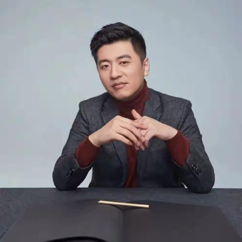 张雪峰被传正在抢救？多方回应：
助理万霞：她人在成都，不清楚！
公司合伙人：无可