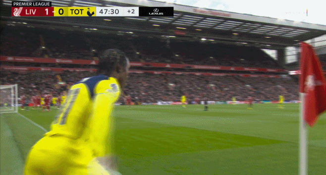 上半场最后一攻，理查利森角球中跑出一个无人盯防的机会，可惜甩头攻门的角度和力量都