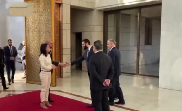 德国外长贝尔伯克嘲讽朱拉尼没有跟她握手。她事后还就此事发牢骚，她说，“他拒绝与我